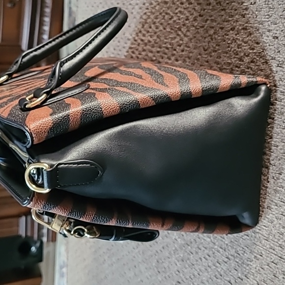 NINE WEST WOMEN'S BLACK AND SADDLE TAN PURSE - Picture 6 of 15